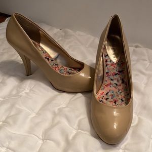 Madden Girl, size 9, nude pumps